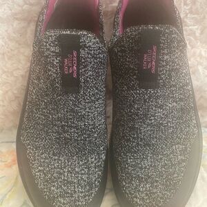 Skechers Women's Black and Pink Slip-On Shoes EUC